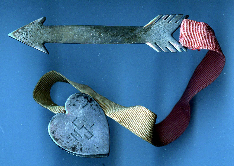 Valentine arrow & heart brooch in sterling silver undated Valentines